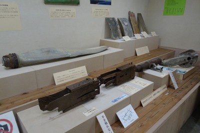 80年前墜落の戦闘機が初公開 残骸からたどるあの日の記憶 | 毎日新聞