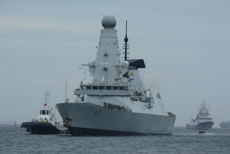 英空母が横須賀に寄港 艦載機F35Bが海自の「かが」で初の発着艦 | 毎日新聞