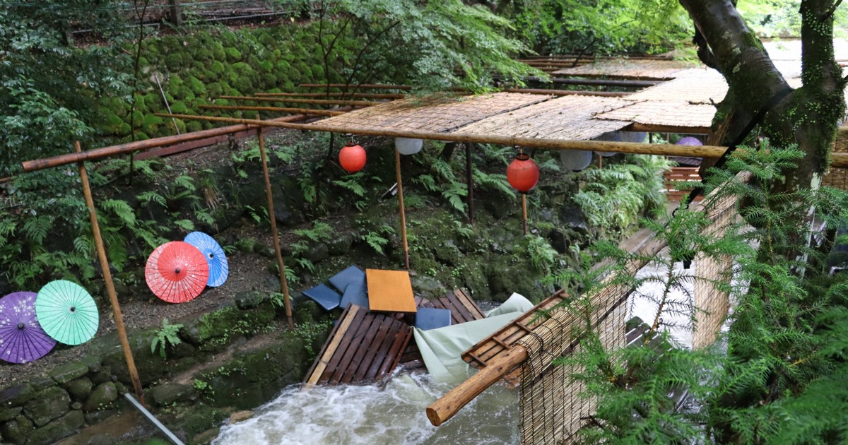 京都の料亭で川床崩れ、6人転落　2人は救急搬送　川は雨で増水