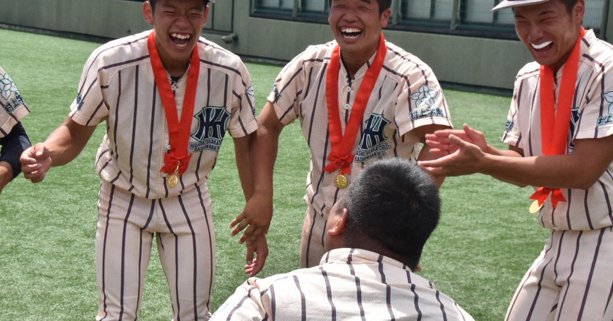 ヤンキース風→「やんちゃ」色 東大阪大柏原の新ユニホーム 甲子園