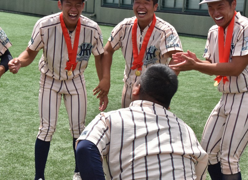 ヤンキース風→「やんちゃ」色 東大阪大柏原の新ユニホーム