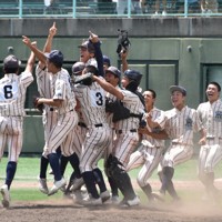 ヤンキース風→「やんちゃ」色 東大阪大柏原の新ユニホーム