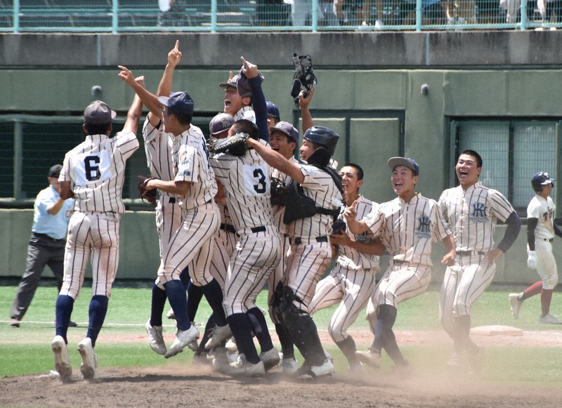 ヤンキース風→「やんちゃ」色 東大阪大柏原の新ユニホーム