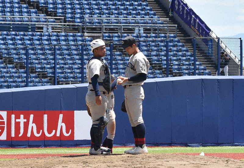 無念の不戦敗から4年、母校に戻った中越OB 後輩に託す夏の甲子園 [写真
