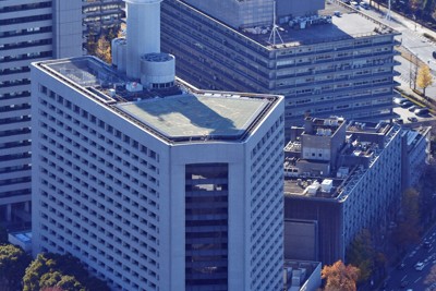 警視庁本部＝東京都千代田区で2023年12月13日午後1時39分、本社ヘリから三浦研吾撮影