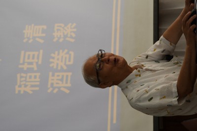 稲垣清・二等兵曹と自身の名前を並べて紹介しながら、太平洋戦争の捕虜第1号となった父について語る酒巻潔さん＝愛媛県伊方町で2025年7月28日午前10時48分、狩野樹理撮影