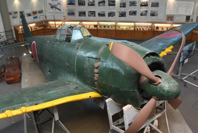 ニッコリ笑へば必ず」紫のマフラーに縫われ 紫電改と80年前の空 | 毎日新聞