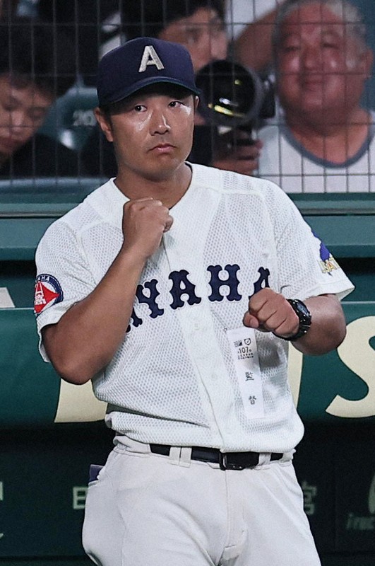 合わないので…」綾羽監督の定位置はベンチど真ん中 夏の甲子園 | 毎日新聞