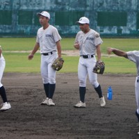 2回戦に向けて練習する聖隷クリストファーの選手＝兵庫県内で2025年8月13日、藤倉聡子撮影