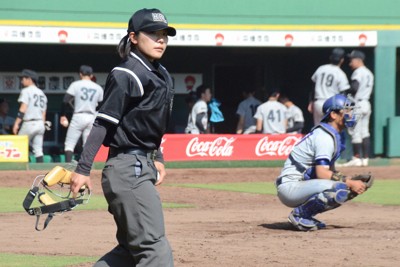 阪神大学野球リーグ戦で球審を務める佐藤加奈さん＝神戸市のほっともっとフィールド神戸で2018年4月28日、長宗拓弥撮影