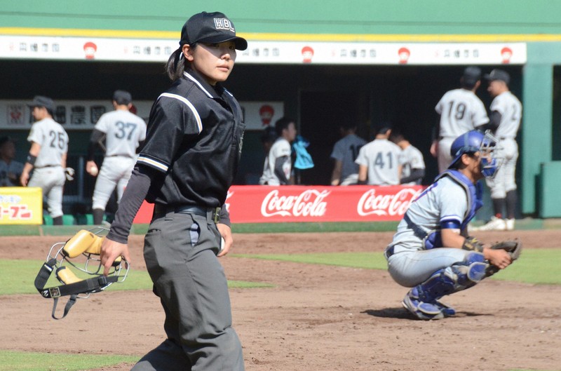 阪神大学野球リーグ戦で球審を務める佐藤加奈さん＝神戸市のほっともっとフィールド神戸で2018年4月28日、長宗拓弥撮影