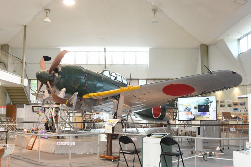 ニッコリ笑へば必ず」紫のマフラーに縫われ 紫電改と80年前の空 [写真