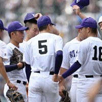 【中越－関東一】五回表のピンチで先発の坂本（左から2人目）に声をかける関東一の選手たち＝阪神甲子園球場で2025年8月13日、西夏生撮影