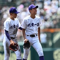 【中越－関東一】七回表に厳しい表情でグラウンドからベンチに向かう関東一の越後（右）＝阪神甲子園球場で2025年8月13日、西夏生撮影