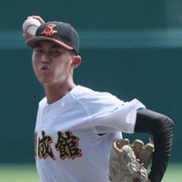 【創成館－神村学園】力投する創成館の先発・奥田＝阪神甲子園球場で2025年8月13日、岩本一希撮影