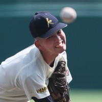 【創成館－神村学園】力投する神村学園の先発・早瀬＝阪神甲子園球場で2025年8月13日、岩本一希撮影