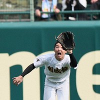 【創成館－神村学園】九回裏神村学園1死、梶山の飛球を好捕する創成館の島田＝阪神甲子園球場で2025年8月13日、長澤凜太郎撮影