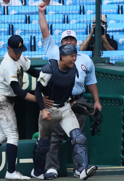 ダッグアウト飛び込み好捕 神村学園ビッグプレーに歓声 夏の甲子園