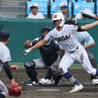 【健大高崎－京都国際】五回表健大高崎2死、秋山潤琉が内野安打を放つ＝阪神甲子園球場で2025年8月13日、岩本一希撮影