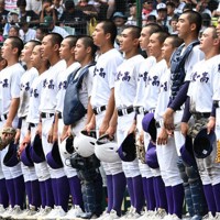 【中越－関東一】中越を破り校歌を歌う関東一の選手たち＝いずれも阪神甲子園球場で、西夏生撮影