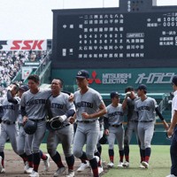 【中越－関東一】関東一に敗れグラウンドを後にする中越の選手たち＝阪神甲子園球場で2025年8月13日、長澤凜太郎撮影