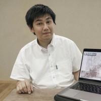 「模擬原爆」について独自研究を進めている神戸大学院生の西岡孔貴さん＝神戸市で、共同
