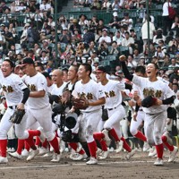 【創成館－神村学園】神村学園を破り、アルプス席の応援団にあいさつに向かう創成館の選手たち＝阪神甲子園球場で2025年8月13日、西夏生撮影