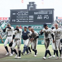 【創成館－神村学園】創成館に敗れグラウンドを後にする神村学園の選手たち＝阪神甲子園球場で2025年8月13日、長澤凜太郎撮影