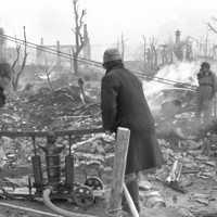 手押しポンプで消火作業をする下山手通5丁目町内会の人たち＝神戸市で1945（昭和20）年3月17日