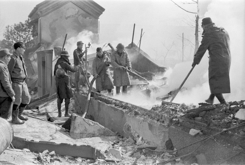 逃げるな、火を消せ」 国策が生んだ悲劇 空襲の中残った父は | 毎日新聞