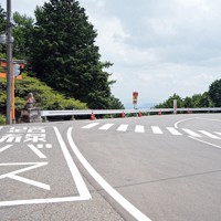 比叡山の特攻基地があった付近。現在は比叡山ドライブウェイが走る。左は西尊院堂＝大津市で2025年8月5日、村田貴司撮影