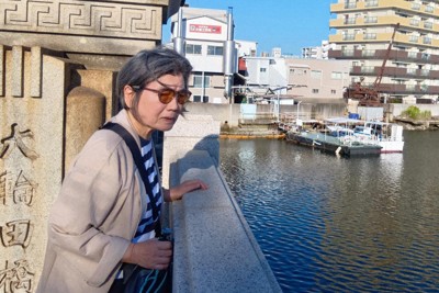 戦後80年の夏、兄敏治さんが亡くなった運河の近辺を訪ねた樫野由美子さん＝神戸市兵庫区で2025年7月28日午後5時29分、山本真也撮影