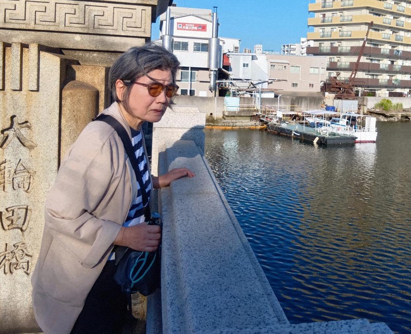戦後80年の夏、兄敏治さんが亡くなった運河の近辺を訪ねた樫野由美子さん＝神戸市兵庫区で2025年7月28日午後5時29分、山本真也撮影