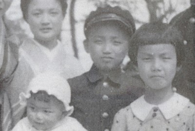樫野由美子さん（左の赤ちゃん）と兄敏治さん（中央の学生帽）＝1940年ごろ撮影（樫野さん提供）