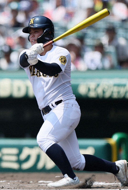 打球が審判の脚に当たり… 沖縄尚学－鳴門戦で珍プレー 夏の甲子園