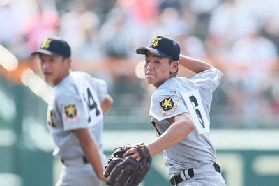 仙台育英「アリスナ」1年生コンビ 仰天プレーの理由 夏の甲子園 | 毎日新聞