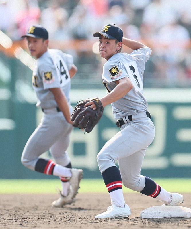 仙台育英「アリスナ」1年生コンビ 仰天プレーの理由 夏の甲子園 | 毎日新聞