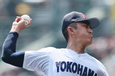 【横浜－綾羽】力投する横浜の織田＝阪神甲子園球場で2025年8月14日、長澤凜太郎撮影
