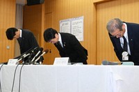 Motoharu Hori, managing director of Osaka Metro, center, and others bow in apology at a press conference in Osaka's Nishi Ward on Aug. 14, 2025, after train services were suspended across all sections of the Chuo Line the previous night. (Mainichi/Takehiko Onishi)