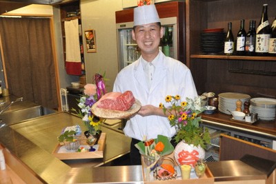 「ステーキと旬野菜などの料理を自信を持ってお届けします」と話す西尾悠太代表＝宝塚市湯本町で、関谷徳撮影