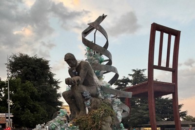 プラスチック汚染根絶に向けた条約交渉が開かれた国連欧州本部近くに設置されたシンボル「The　Thinker’s　Burden」。関係者が日々足していったプラごみは、会期末には像の首もとにまで達していた＝スイス・ジュネーブで2025年8月14日午後8時41分、高橋由衣撮影