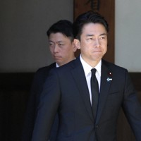 靖国神社参拝を終えた小泉進次郎農相＝東京都千代田区で2025年8月15日午前8時11分、小出洋平撮影