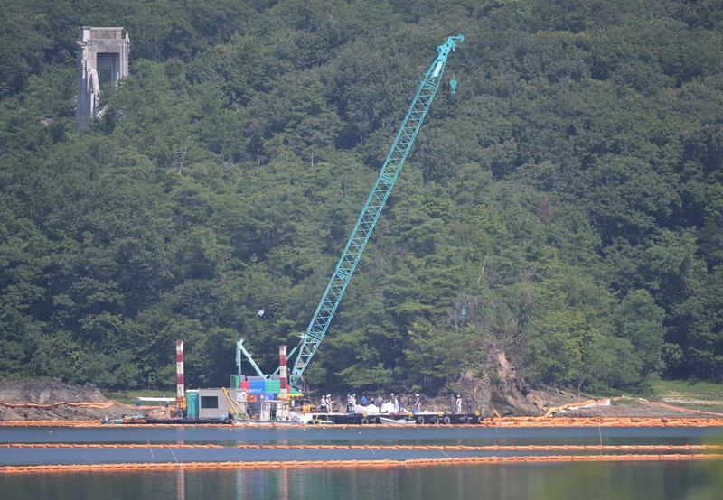 空自T4墜落事故 機体主要部の引き揚げ作業を開始 愛知・犬山 | 毎日新聞