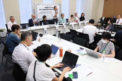 空襲や沖縄戦の被害者、シベリア抑留者、元戦犯やその遺族らでつくる団体が国による補償を求め、合同で行った記者会見。戦後80年の節目に戦後処理の速やかな解決を求めた＝東京都千代田区の衆院第2議員会館で2025年8月7日、猪飼健史撮影