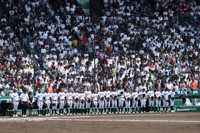 終戦80年、甲子園で響いたサイレン 選手ら黙とう 夏の甲子園 | 毎日新聞