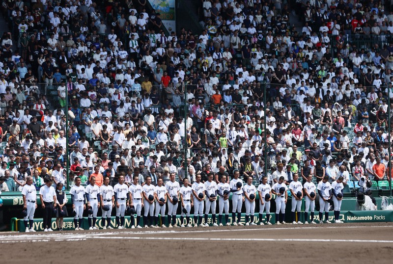 終戦80年、甲子園で響いたサイレン 選手ら黙とう 夏の甲子園 | 毎日新聞