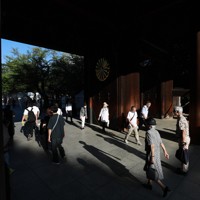 戦後80年 8月15日の靖国神社 [写真特集1/14] | 毎日新聞