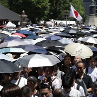 戦後80年 8月15日の靖国神社 [写真特集14/14] | 毎日新聞