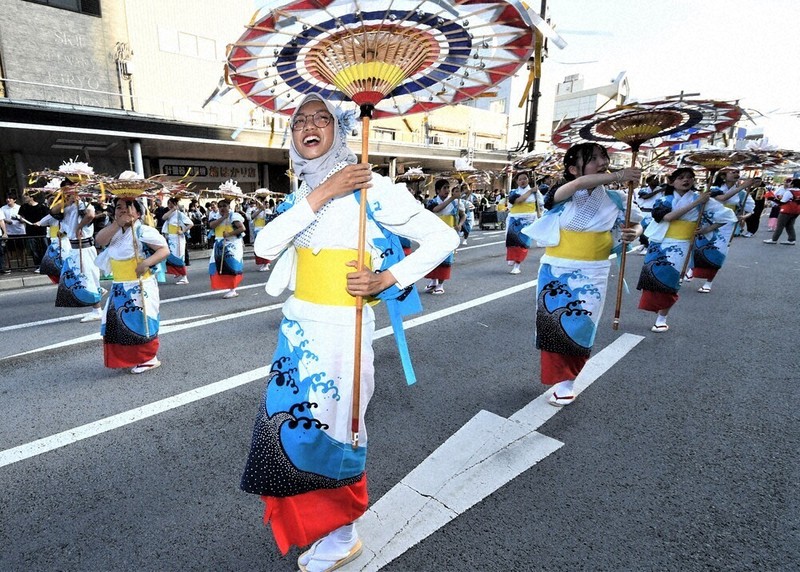 鳥取しゃんしゃん祭 鈴の音軽やか、笑顔華やか ／鳥取 | 毎日新聞