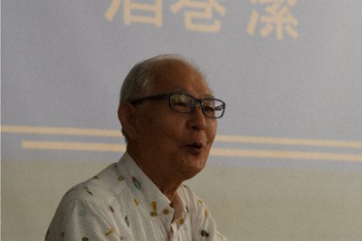 稲垣清・二等兵曹と自身の名前を並べて紹介しながら、太平洋戦争の捕虜第1号となった父について語る酒巻潔さん＝愛媛県伊方町で2025年7月28日午前10時48分、狩野樹理撮影